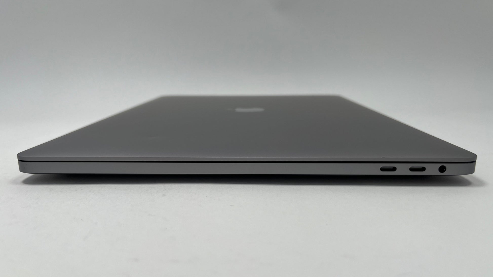 MacBook Pro (2019) 16-inch – Intel Core i9 2.4GHz • AMD 5500M 8GB – 32GB RAM 2TB SSD – 52 Cycles (Read)
