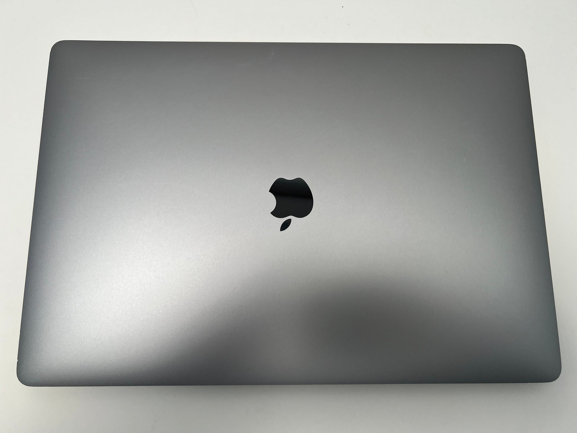 MacBook Pro (2019) 16-inch – Intel Core i7 2.6GHz • Radeon Pro 5300M – 16GB RAM 512GB SSD – 62 Cycles (Read)