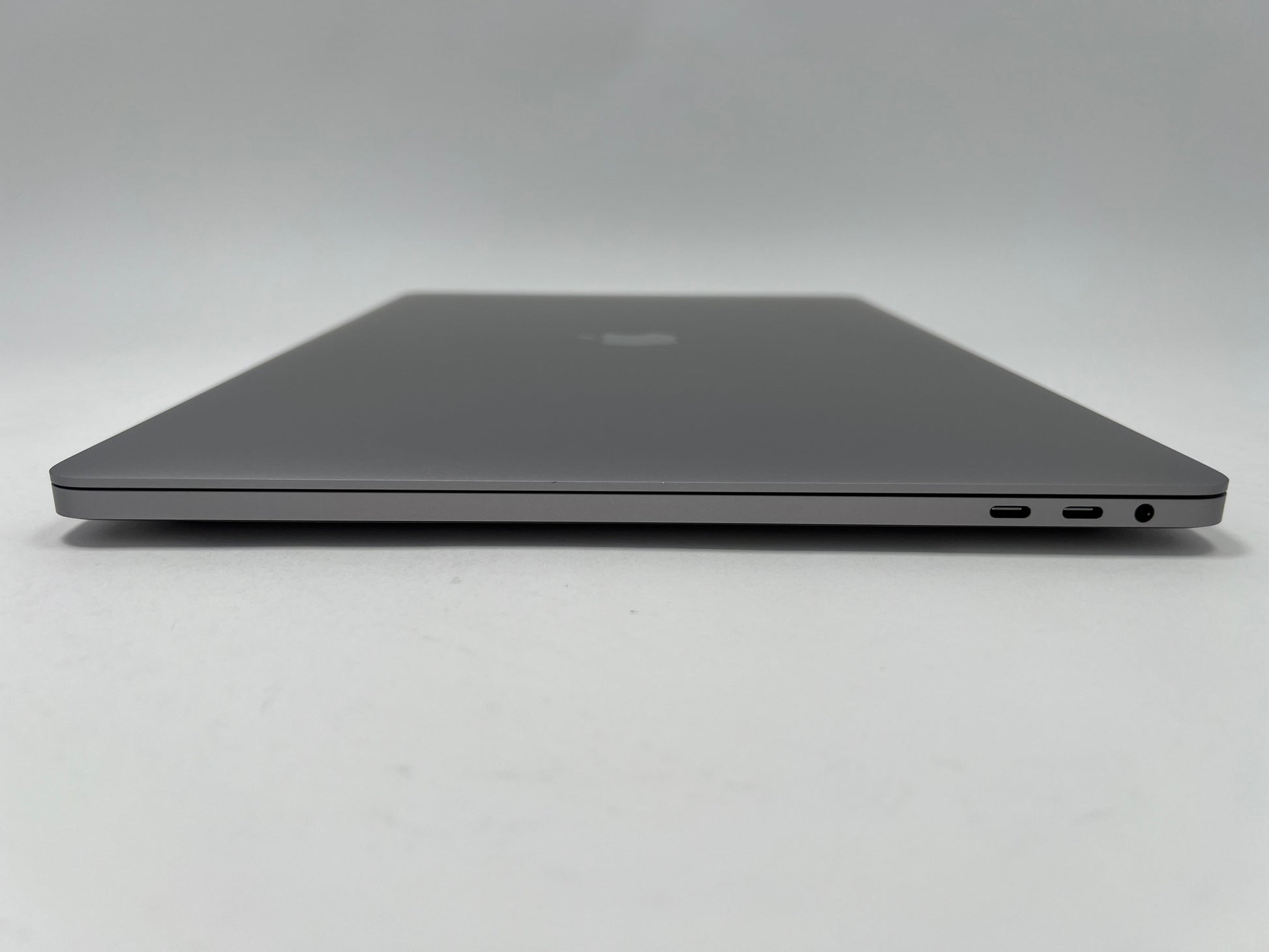 MacBook Pro (2019) 16-inch – Intel Core i9 2.4GHz • 5500M – 32GB RAM 8TB SSD - 66 Cycles (Read)