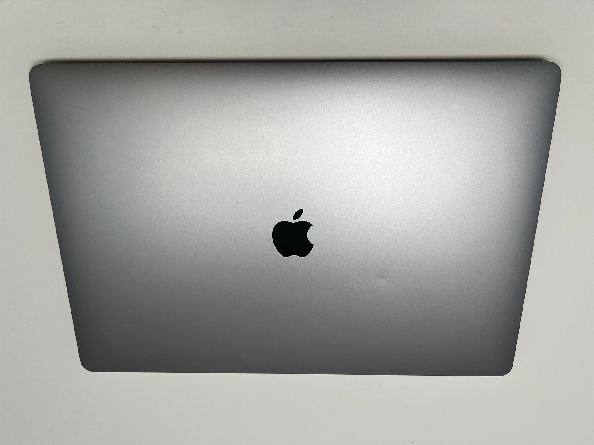 MacBook Pro (2019) 16-inch – Intel Core i9 2.4GHz • Radeon Pro 5300M – 32GB RAM 2TB SSD – Read