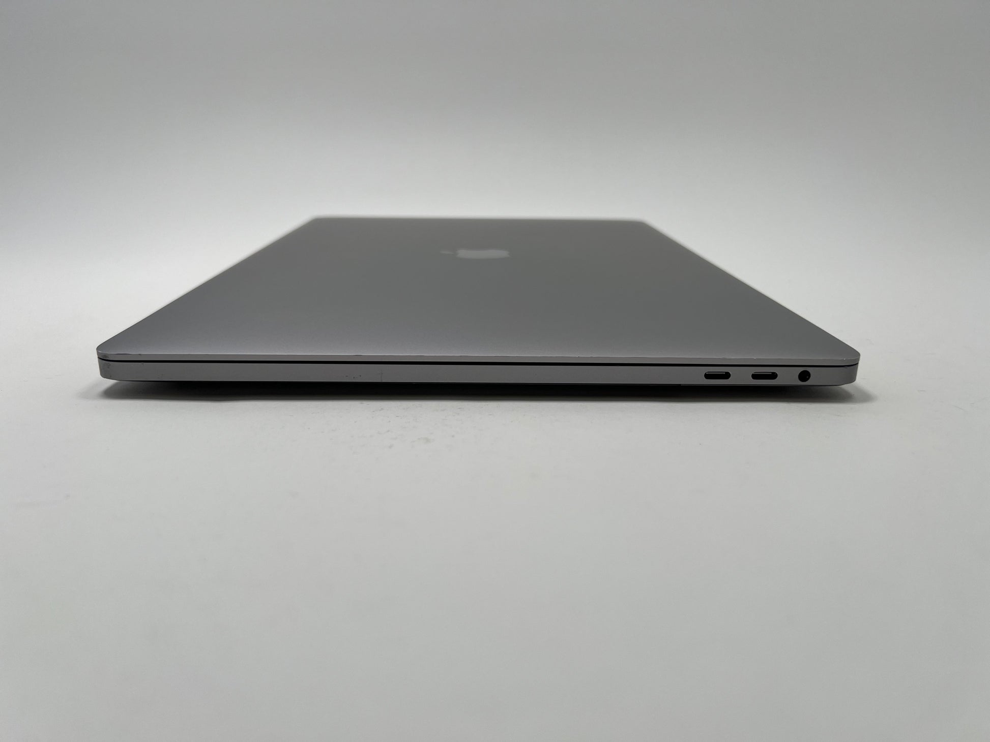 MacBook Pro (2019) 16-inch – Intel Core i9 2.4GHz • Radeon Pro 5300M – 32GB RAM 2TB SSD – Read