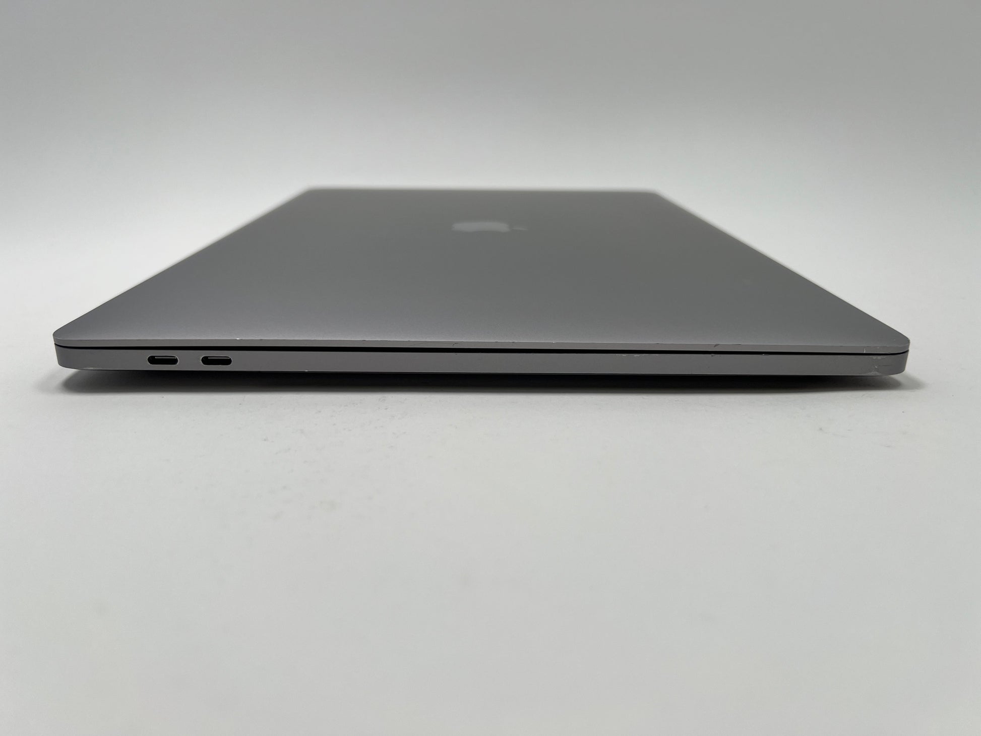 MacBook Pro (2019) 16-inch – Intel Core i9 2.4GHz • Radeon Pro 5300M – 32GB RAM 2TB SSD – Read