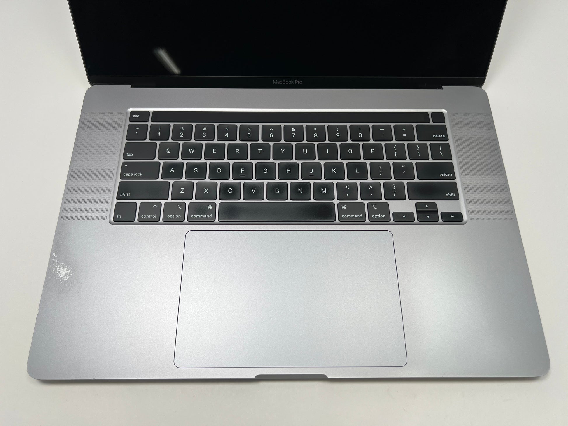 MacBook Pro (2019) 16-inch – Intel Core i9 2.4GHz • Radeon Pro 5300M – 32GB RAM 2TB SSD – Read