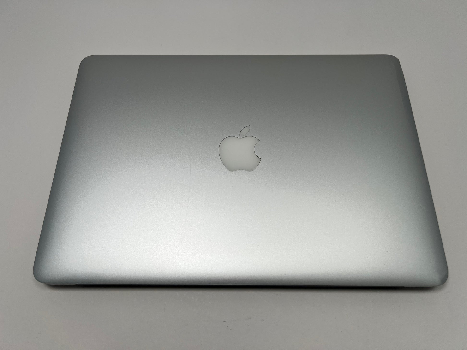 MacBook Air (2015) 13-inch – Intel Core i5 1.6GHz – 4GB RAM 128 SSD