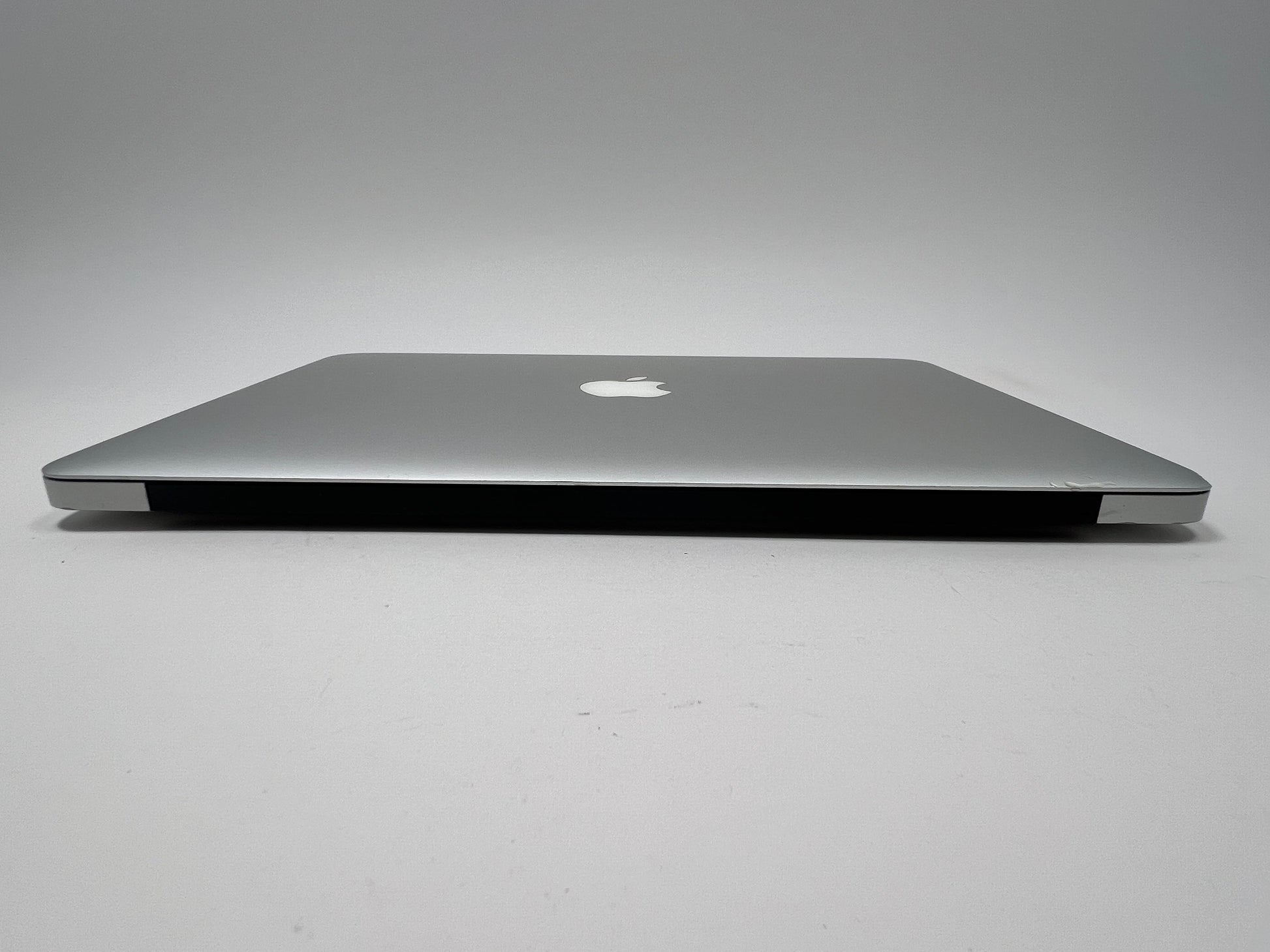 MacBook Air (2015) 13-inch – Intel Core i5 1.6GHz – 4GB RAM 128 SSD – 101 Battery Cycles