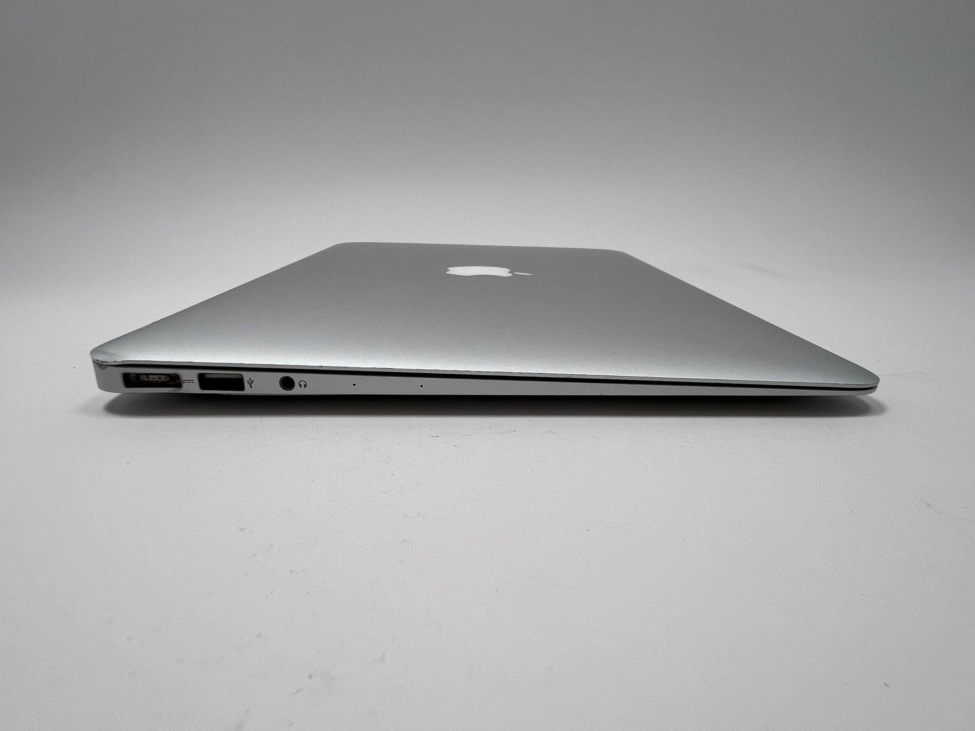 MacBook Air (2015) 13-inch – Intel Core i5 1.6GHz – 4GB RAM 128 SSD – 101 Battery Cycles