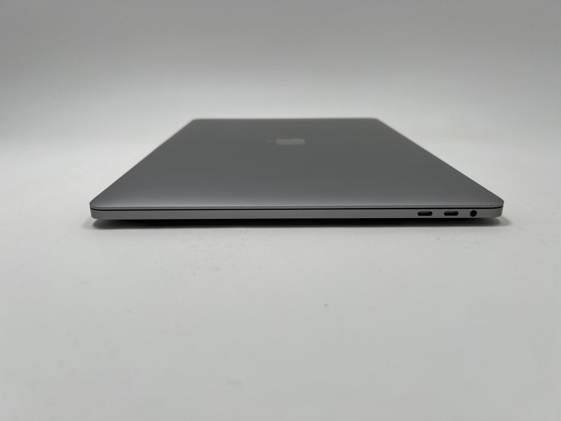 MacBook Pro (2017) 15-inch – Intel Core i7 3.1GHz – 16GB RAM 1TB SSD – Radeon Pro 560