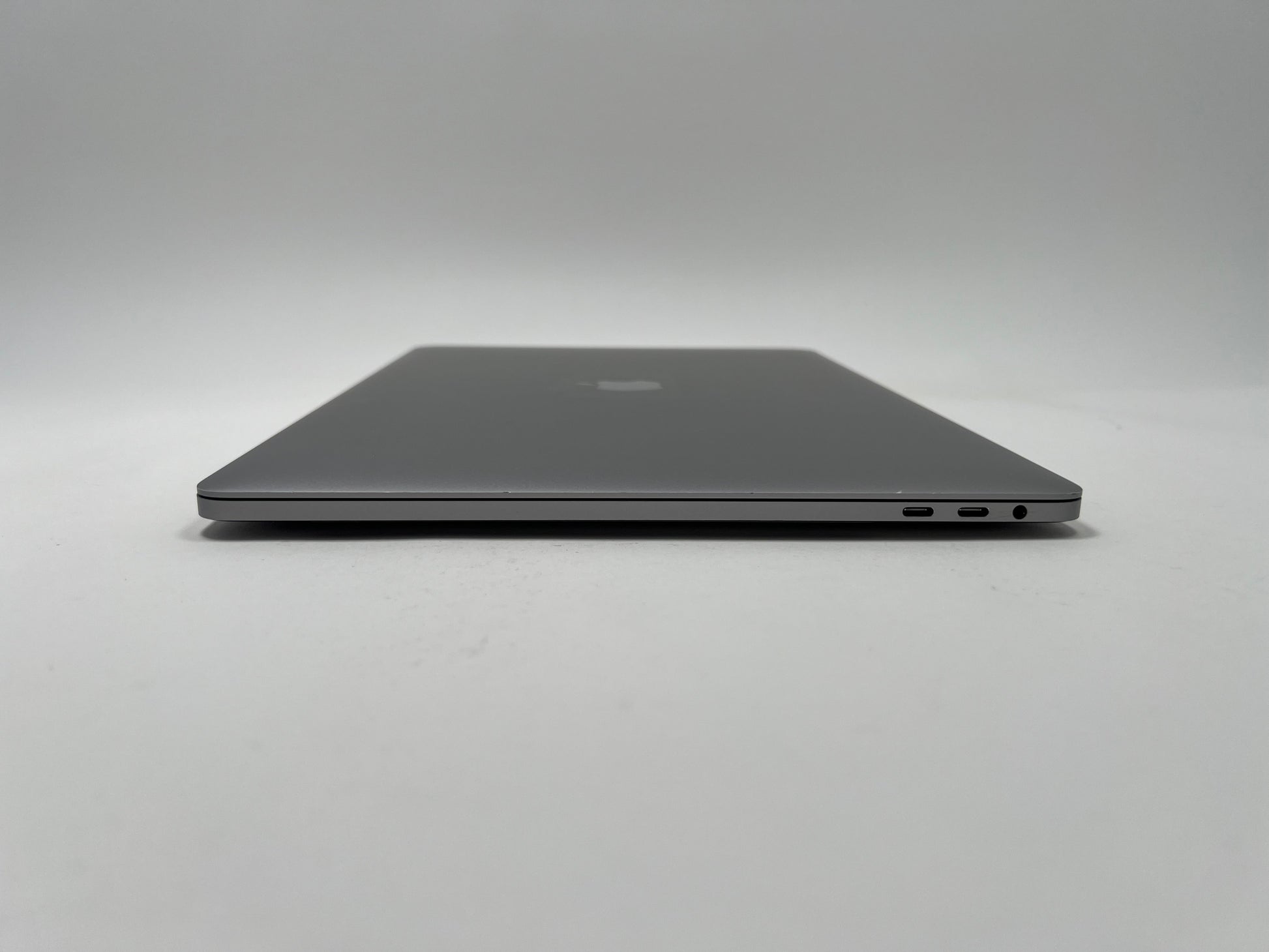 MacBook Pro (2019) 15-inch – Intel Core i7 2.6GHz – 32GB RAM 1TB SSD – Radeon Pro 555X