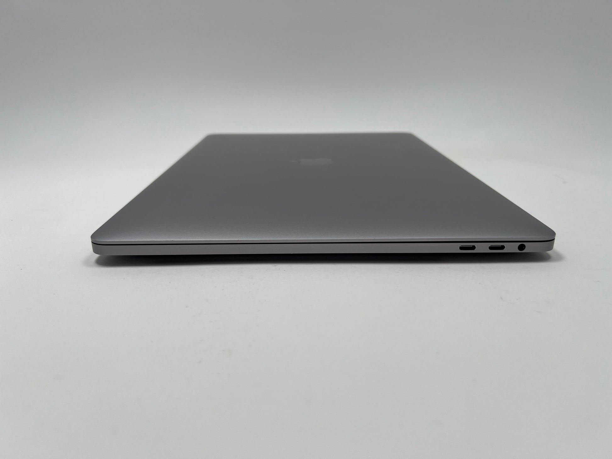 MacBook Pro (2019) 15-inch – Intel Core i7 2.6GHz – 32GB RAM 1TB SSD – Radeon Pro 555X