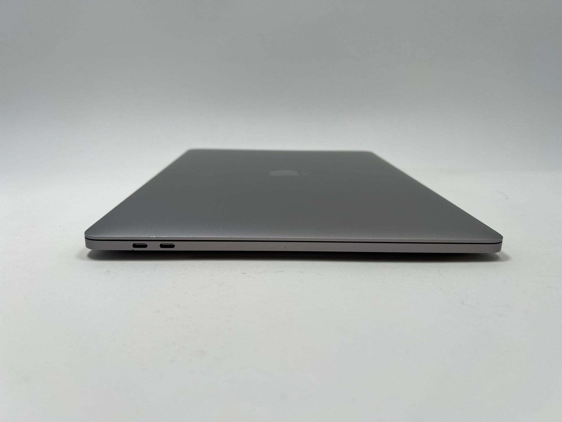 MacBook Pro (2019) 15-inch – Intel Core i7 2.6GHz – 32GB RAM 1TB SSD – Radeon Pro 555X