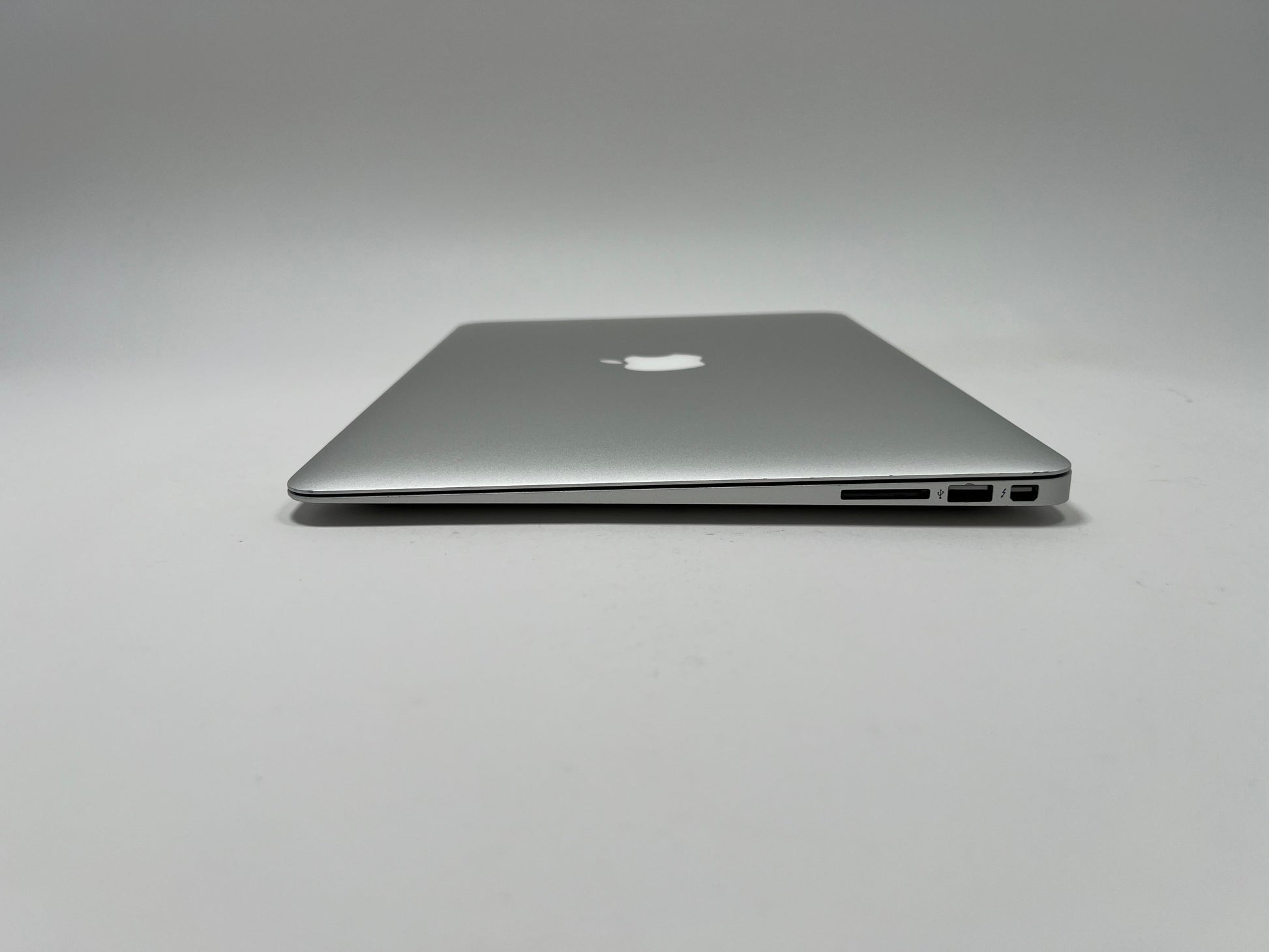 MacBook Air (2014) 13-inch – Intel Core i5 1.4GHz – 4GB RAM 256GB SSD