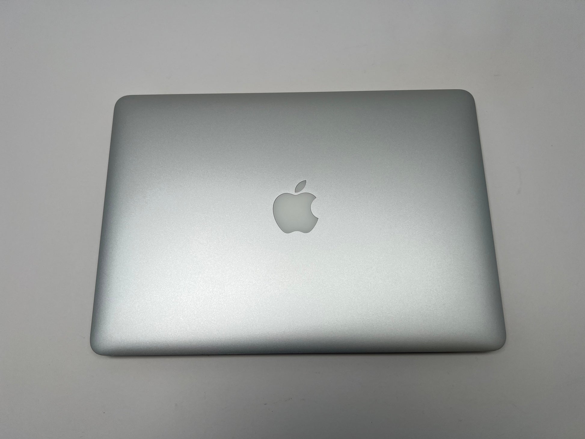 MacBook Air (2015) 13-inch – Intel Core i7 2.2GHz – 8GB RAM 512GB SSD • 60 Battery Cycles