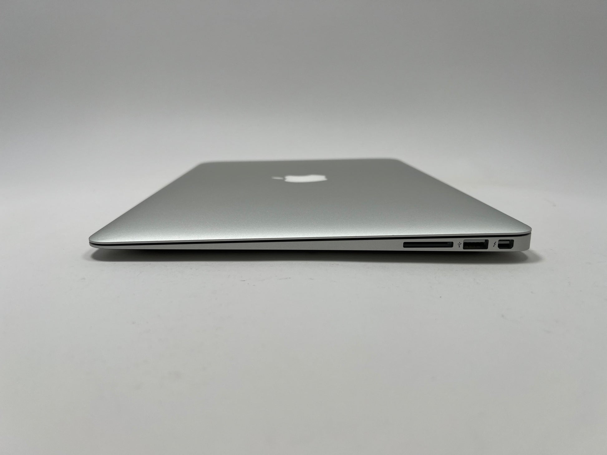 MacBook Air (2015) 13-inch – Intel Core i7 2.2GHz – 8GB RAM 512GB SSD • 60 Battery Cycles