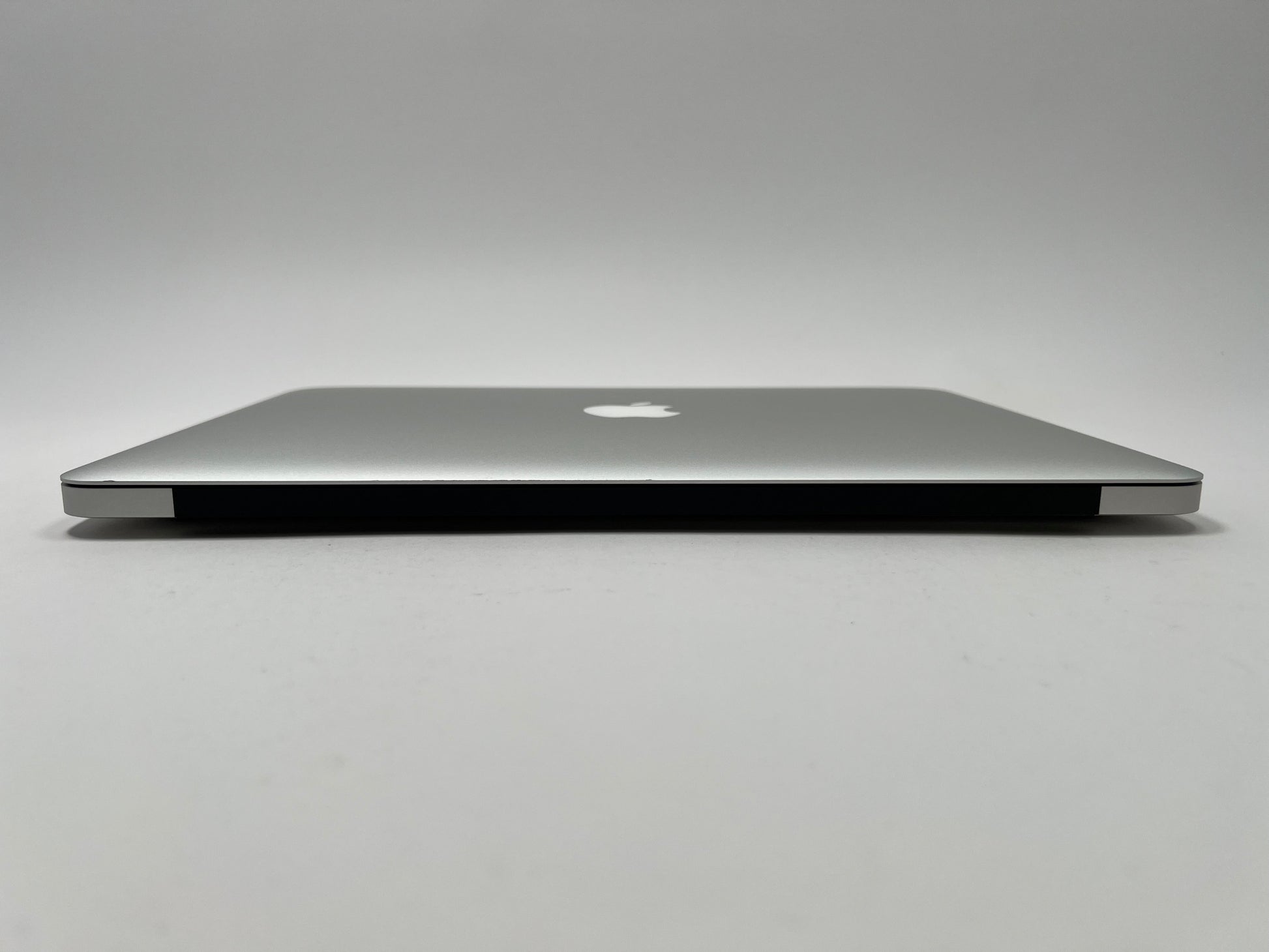 MacBook Air (2015) 13-inch – Intel Core i7 2.2GHz – 8GB RAM 512GB SSD • 60 Battery Cycles