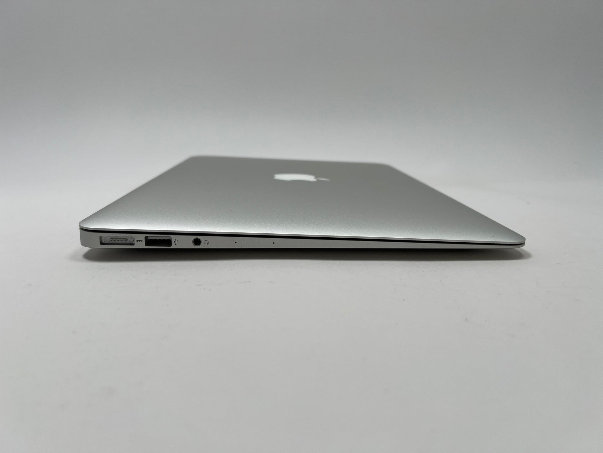 MacBook Air (2015) 13-inch – Intel Core i7 2.2GHz – 8GB RAM 512GB SSD • 60 Battery Cycles