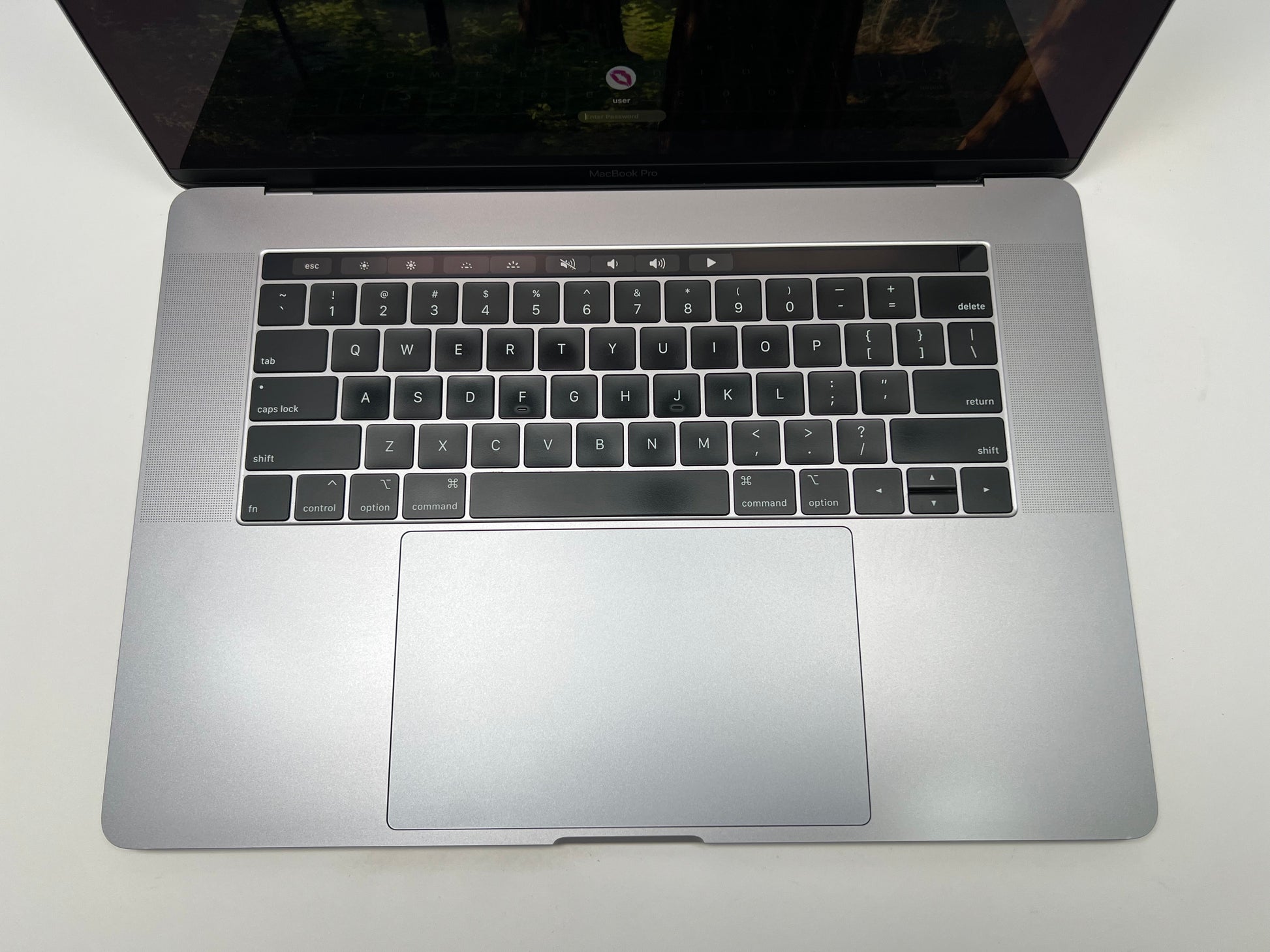 MacBook Pro (2018) 15-inch – Intel Core i7 2.6GHz – 32GB RAM 1TB SSD • Radeon Pro 560X
