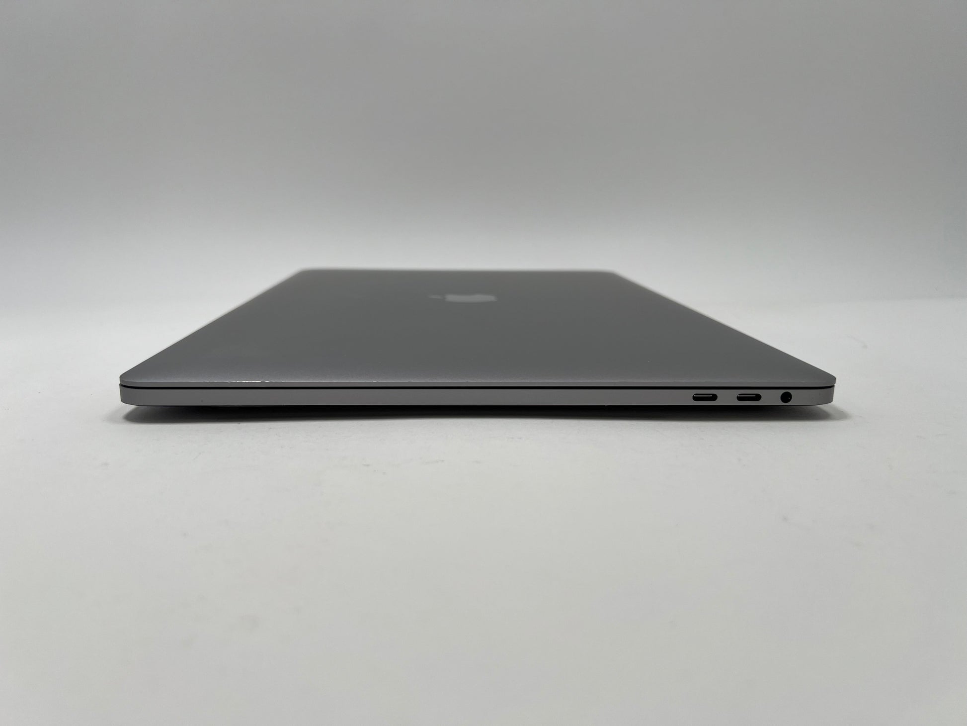 MacBook Pro (2018) 15-inch – Intel Core i7 2.6GHz – 32GB RAM 1TB SSD • Radeon Pro 560X