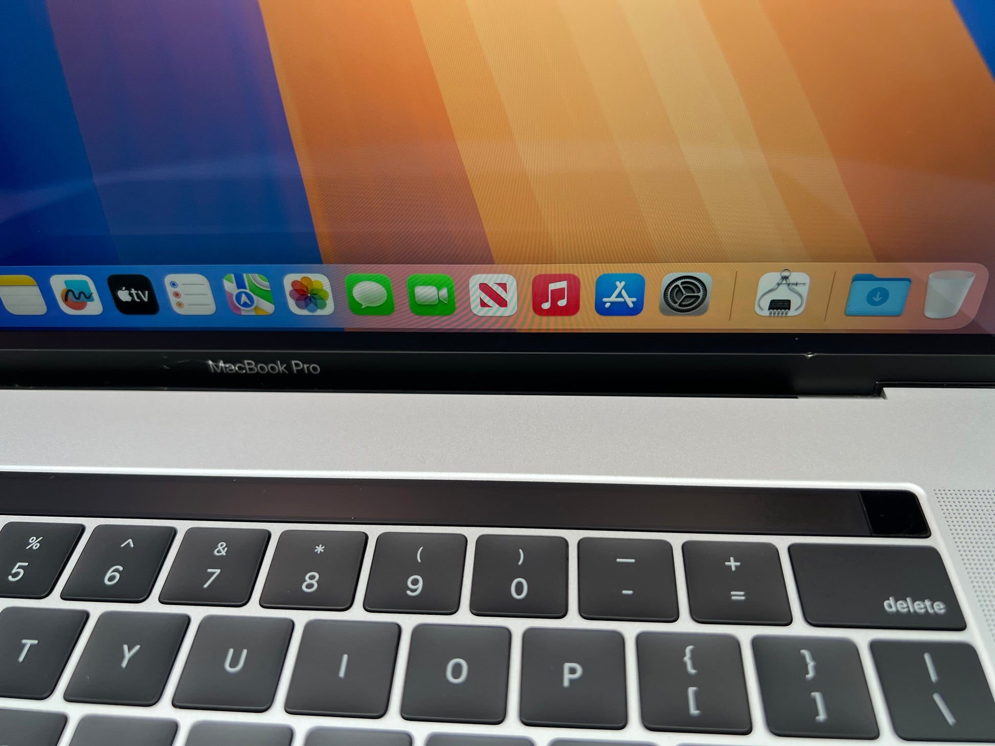 MacBook Pro (2019) 15-inch – Intel Core i9 2.3GHz • Radeon Pro 560X – 16GB RAM 512GB SSD – Read