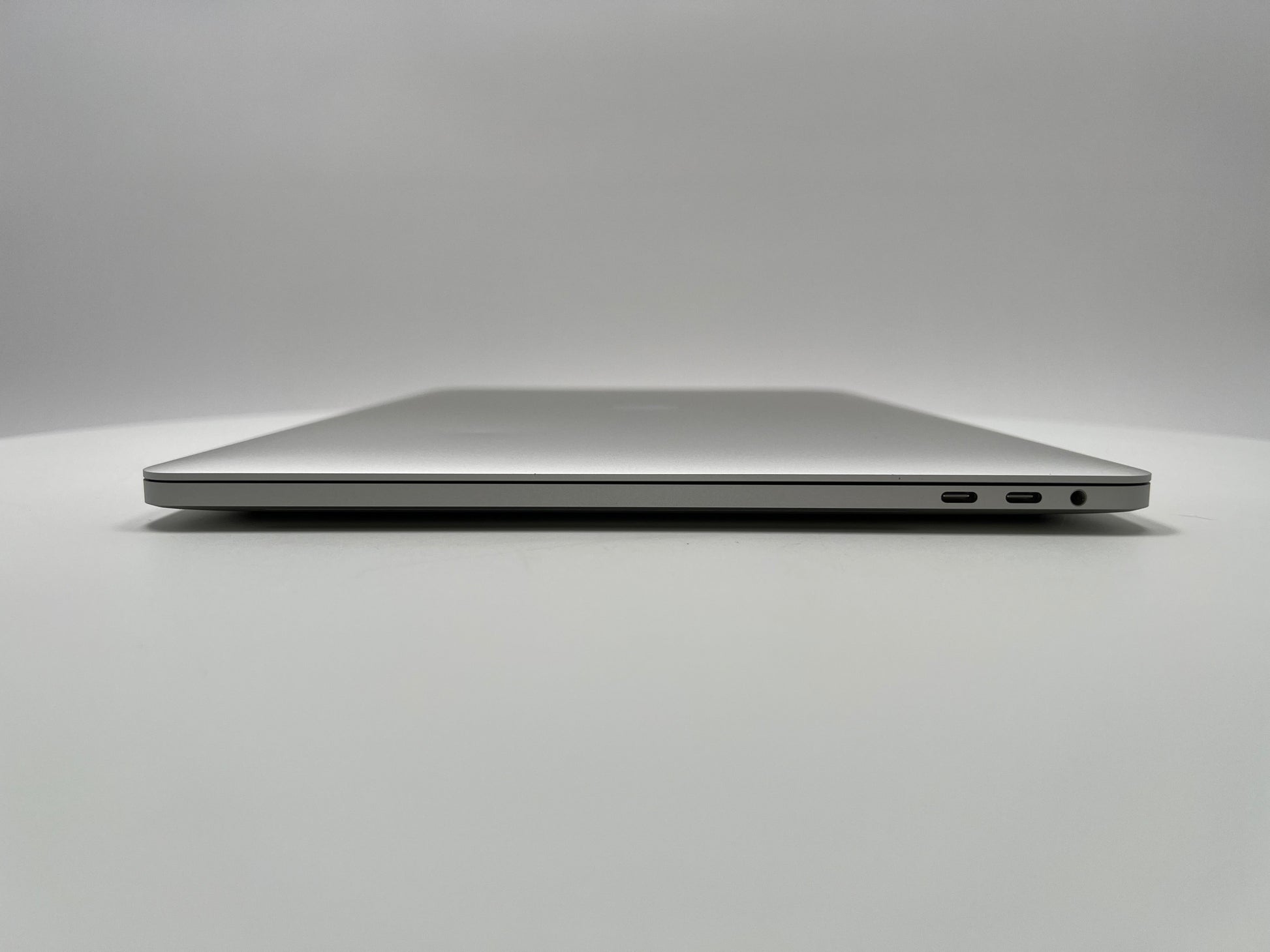 MacBook Pro (2019) 15-inch – Intel Core i9 2.3GHz • Radeon Pro 560X – 16GB RAM 512GB SSD – Read