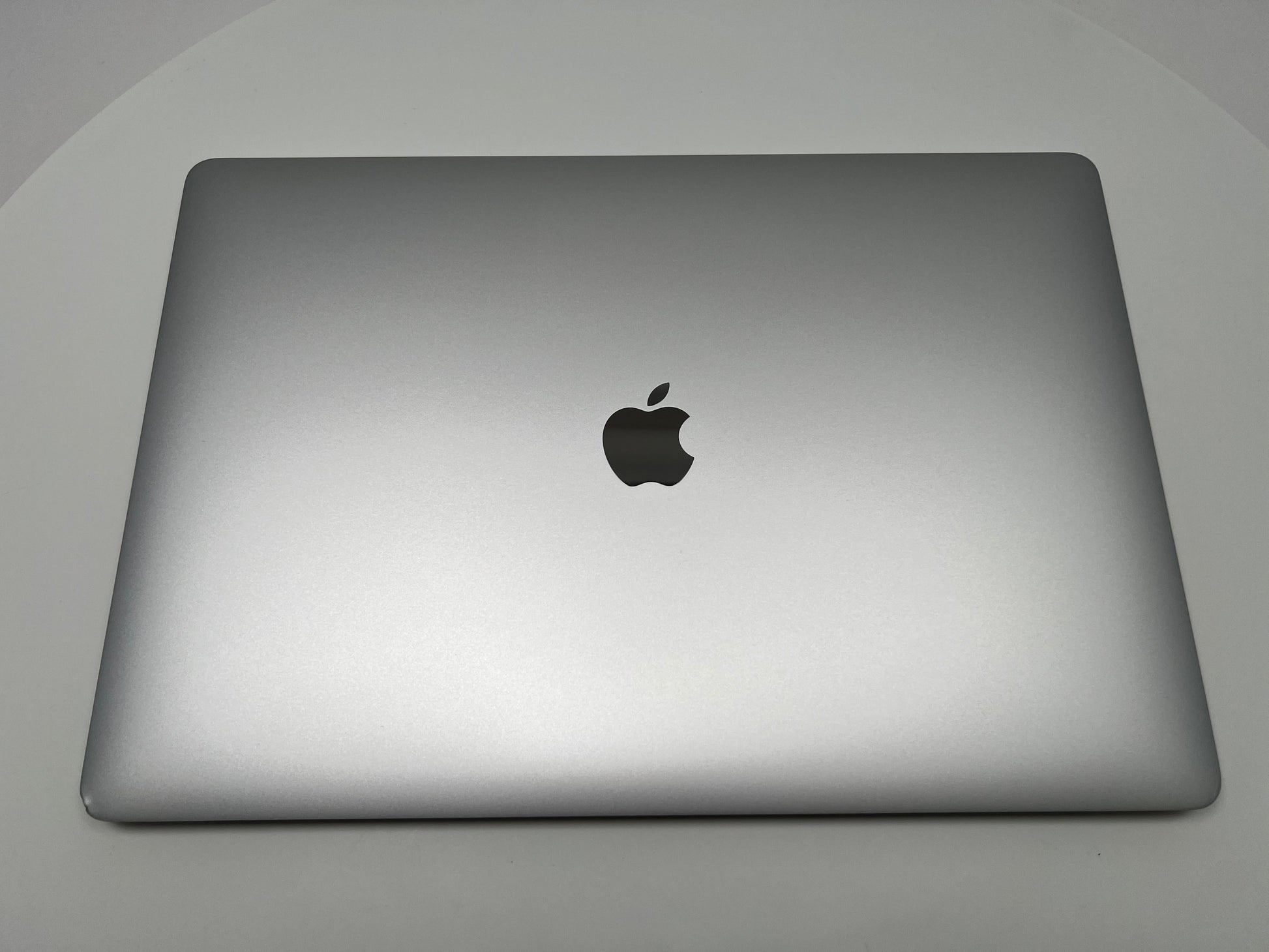 MacBook Pro (2019) 15-inch – Intel Core i9 2.3GHz • Radeon Pro 560X – 32GB RAM 1TB SSD – Read