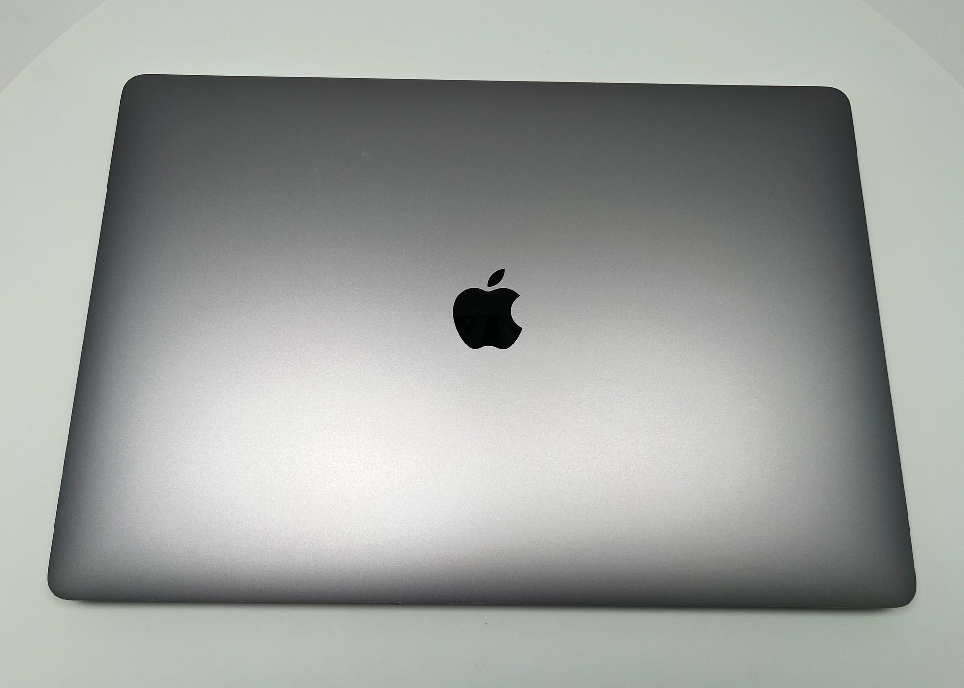 MacBook Pro (2019) 16-inch – Intel Core i7 2.6GHz • Radeon Pro 5300M – 16GB RAM 512GB SSD – Read