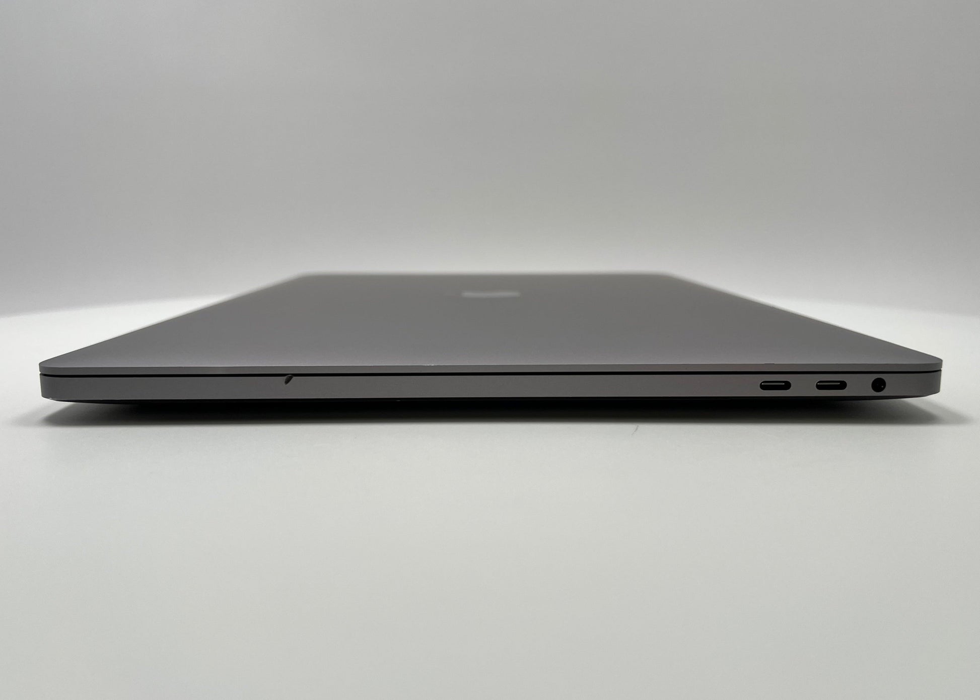 MacBook Pro (2019) 16-inch – Intel Core i7 2.6GHz • Radeon Pro 5300M – 16GB RAM 512GB SSD – Read