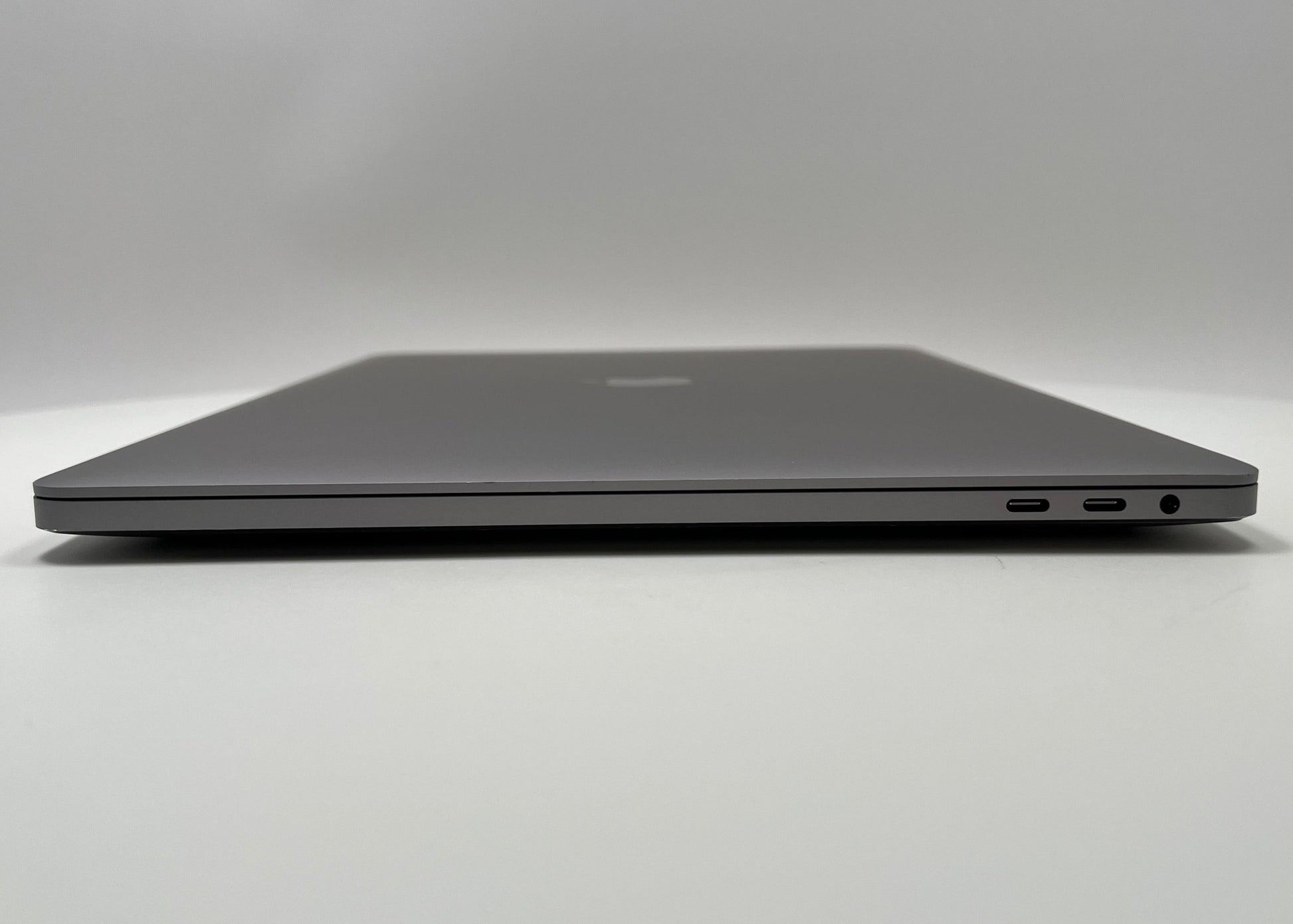MacBook Pro (2019) 16-inch – Intel Core i9 2.4GHz • Radeon Pro 5500M – 32GB RAM 512GB SSD – Read