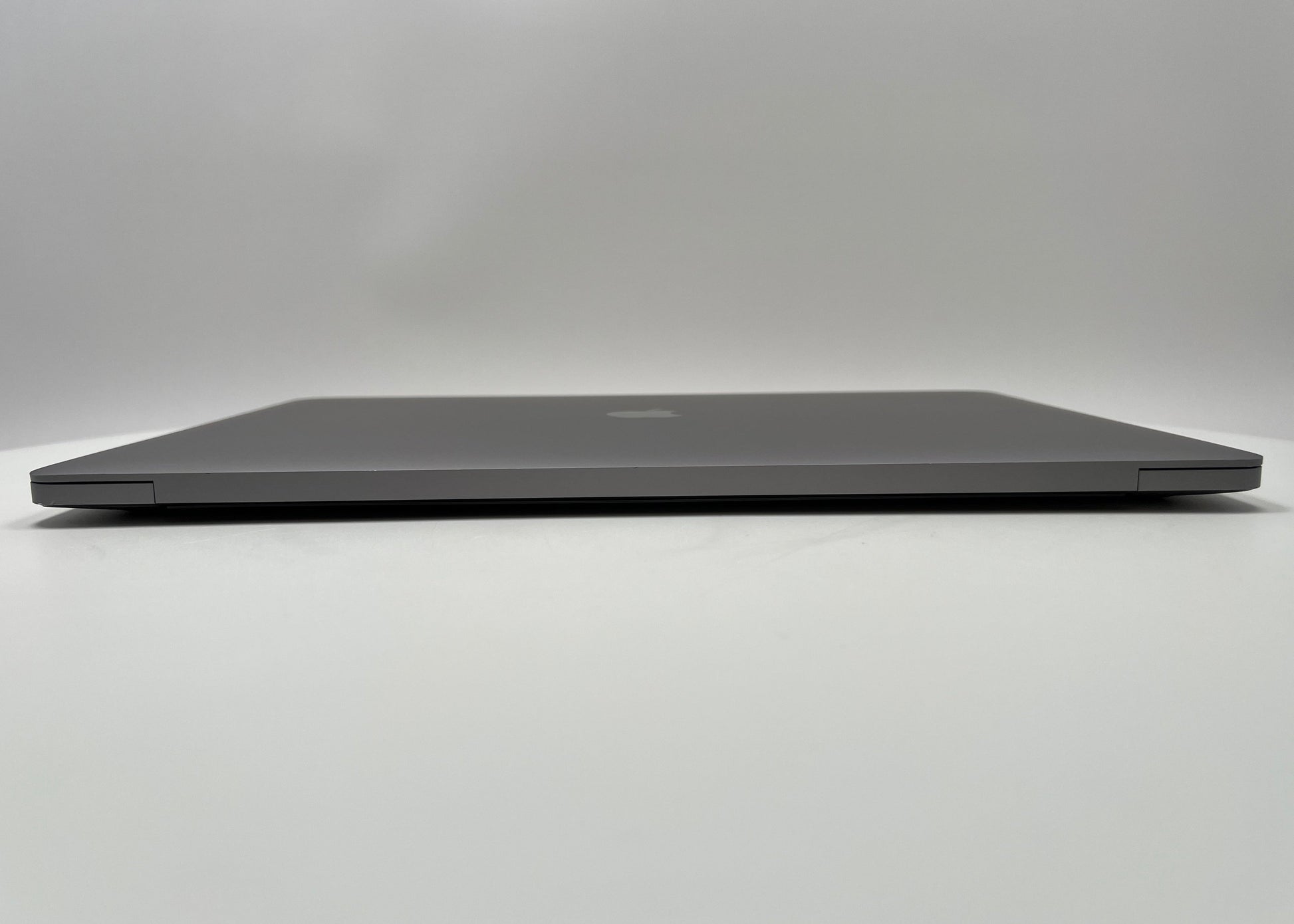 MacBook Pro (2019) 16-inch – Intel Core i9 2.4GHz • Radeon Pro 5500M – 32GB RAM 512GB SSD – Read