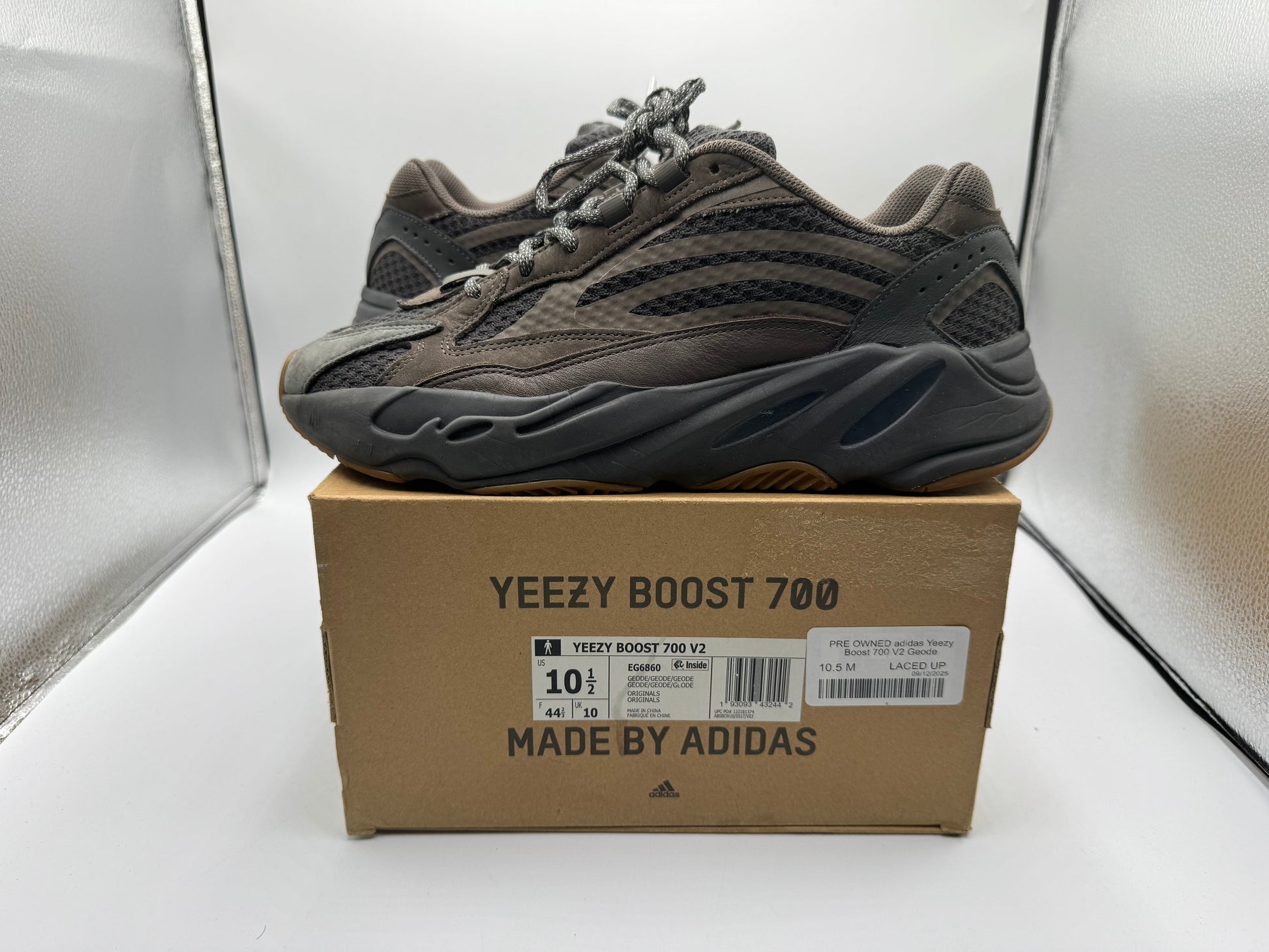 PRE OWNED adidas Yeezy Boost 700 V2 Geode