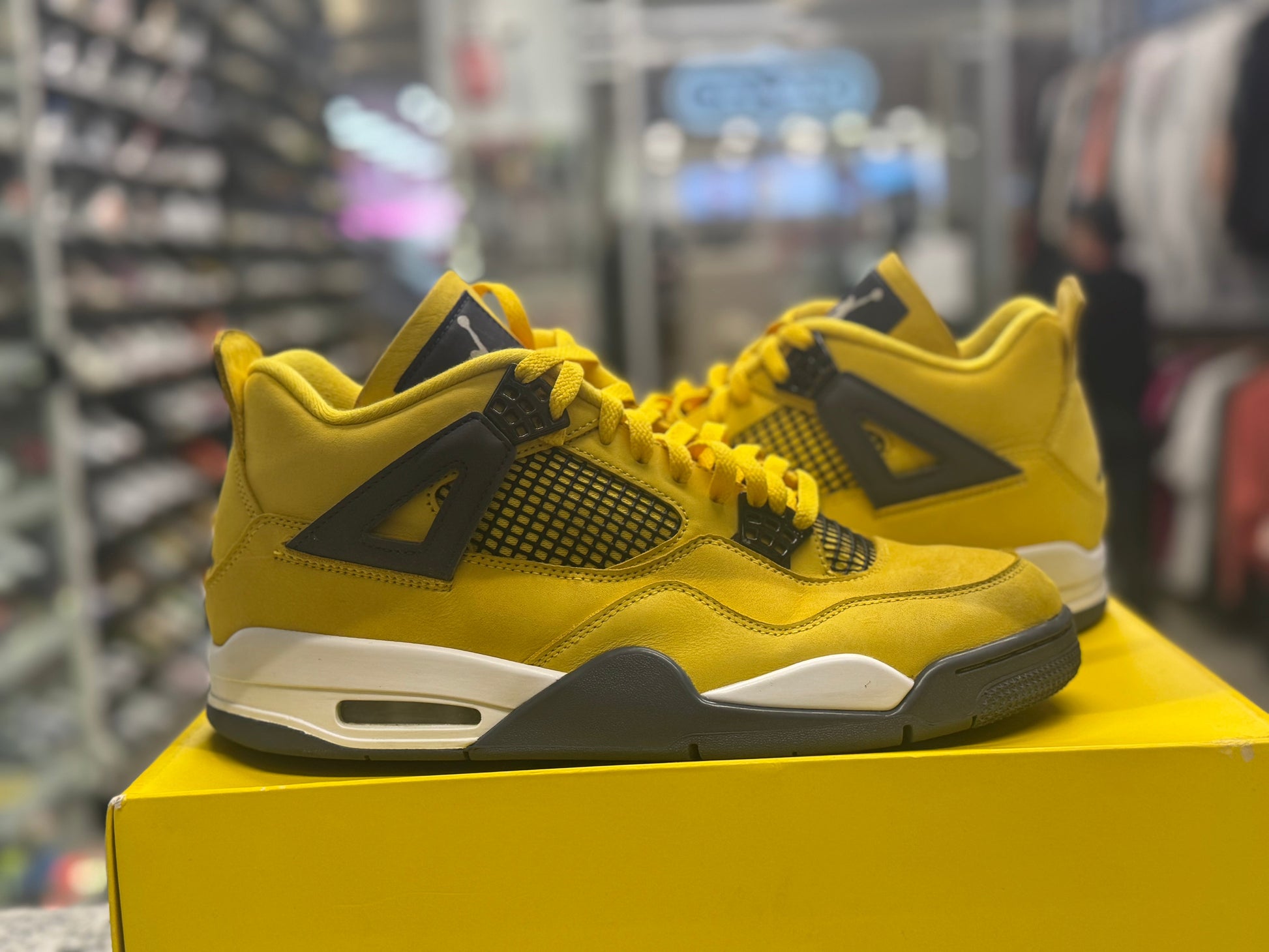 PRE OWNED Air Jordan Retro 4 “Lightning" 2021