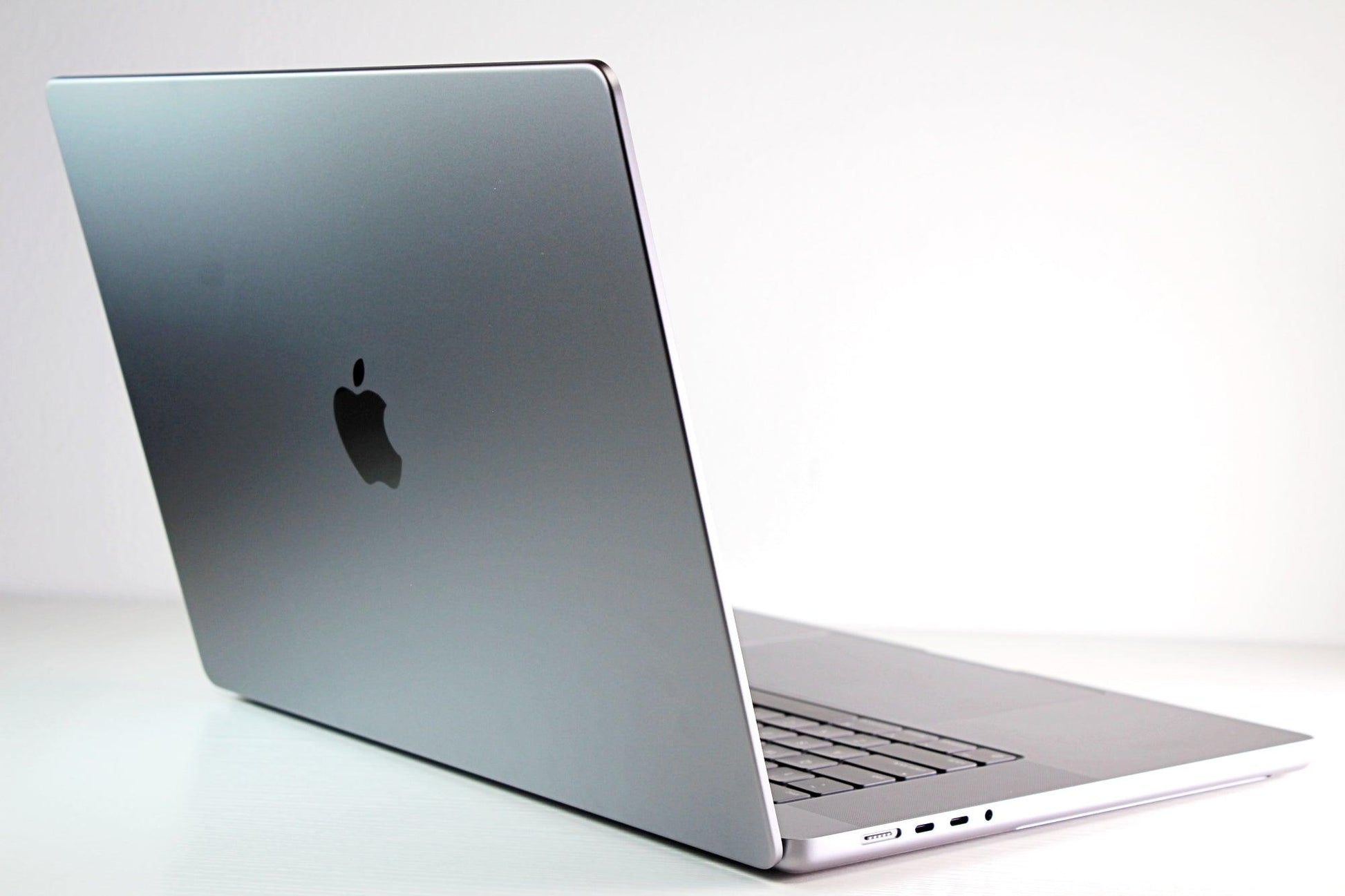 Apple MacBook Pro (2021) 16-inch M1 Max 32-Core 32GB RAM 4TB SSD