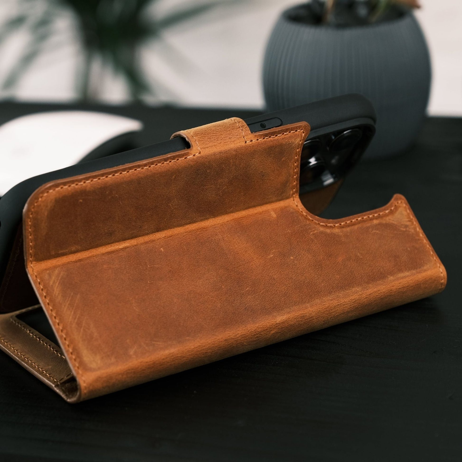 Casper Leather iPhone 15 Series Wallet Case