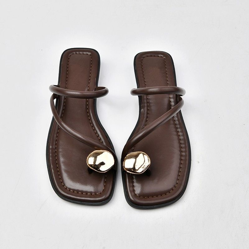 2024 women's new toe clamped slippers for women's summer outdoor wear metal buckle flat bottomed beach sandals