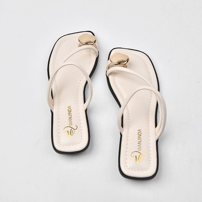 2024 women's new toe clamped slippers for women's summer outdoor wear metal buckle flat bottomed beach sandals