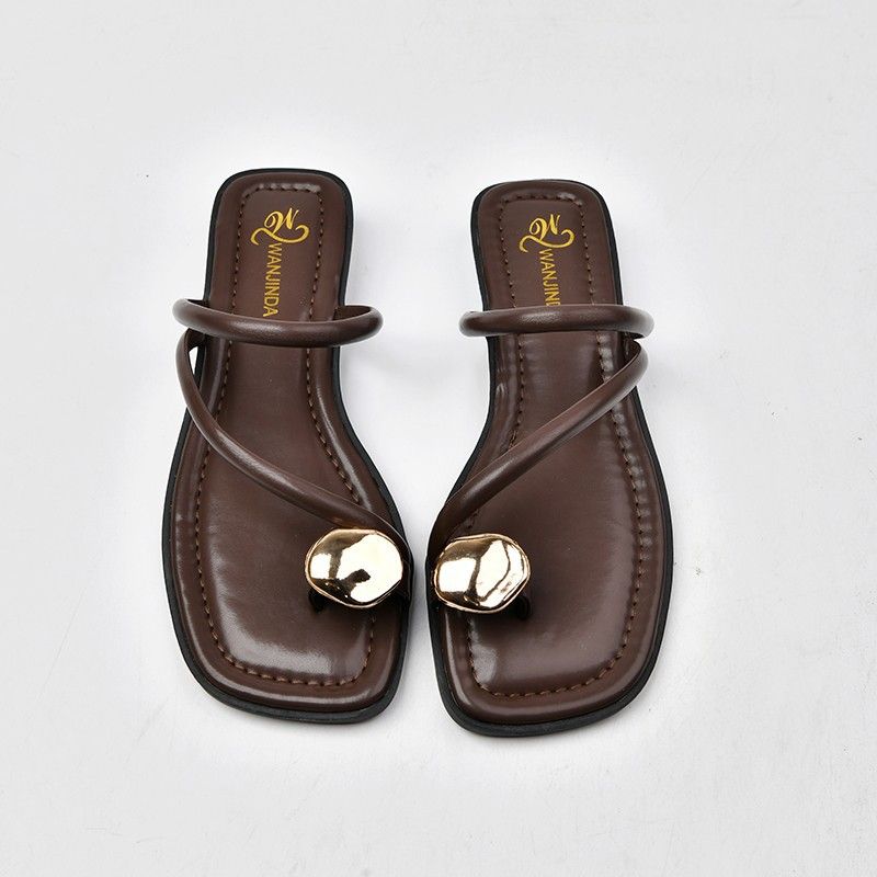 2024 women's new toe clamped slippers for women's summer outdoor wear metal buckle flat bottomed beach sandals