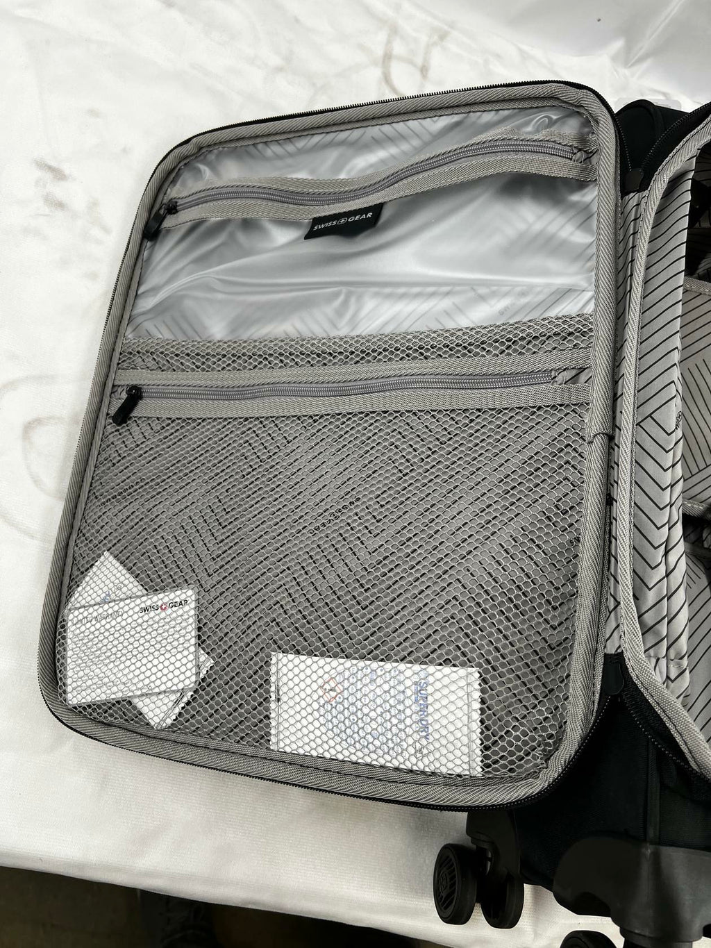 Swissgear 8099 21" Softside Expandable Spinner Carry-On - Black - Like New