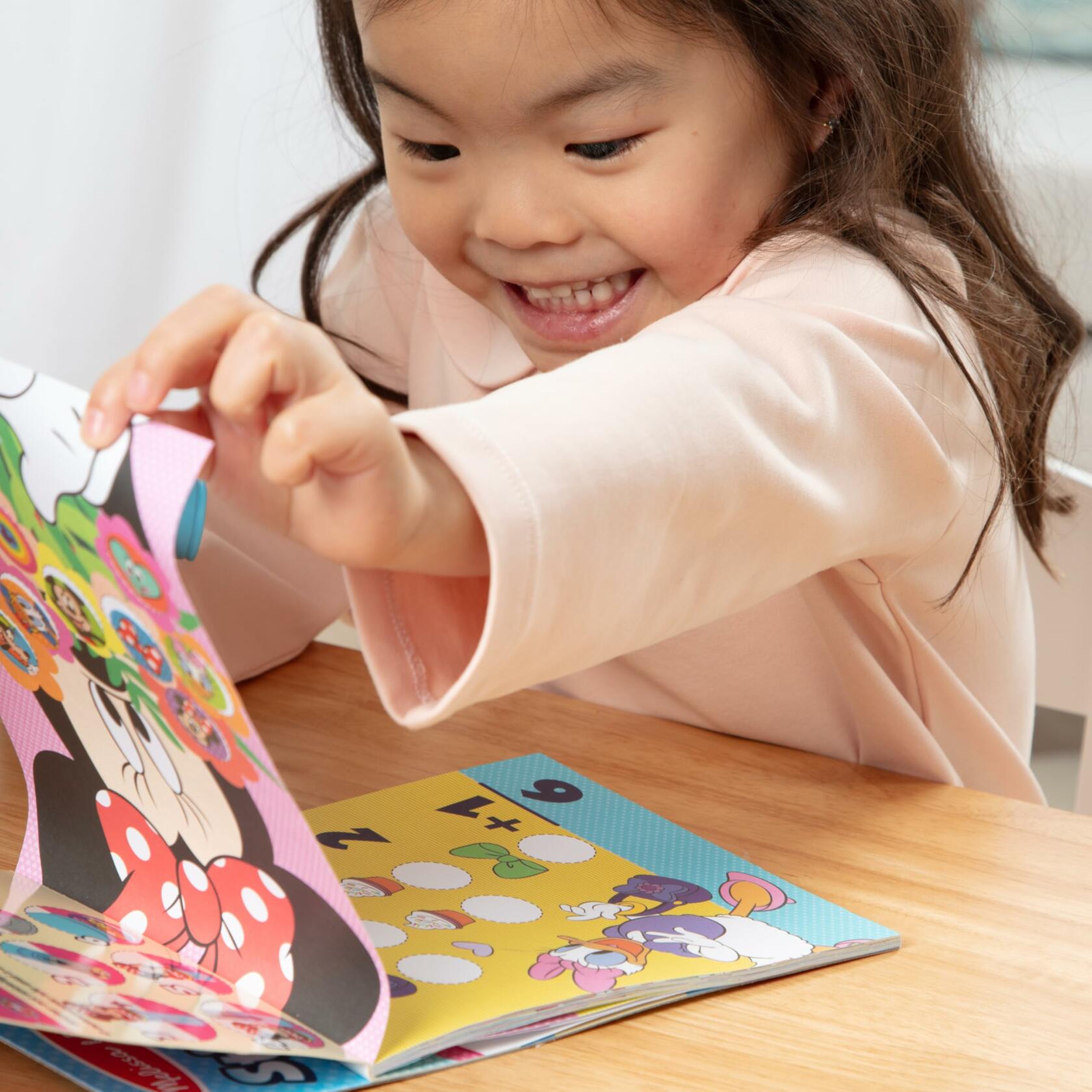 Melissa & Doug Sticker Wow 24-Page Activity Pad Disney Minnie Mouse 300 Stickers