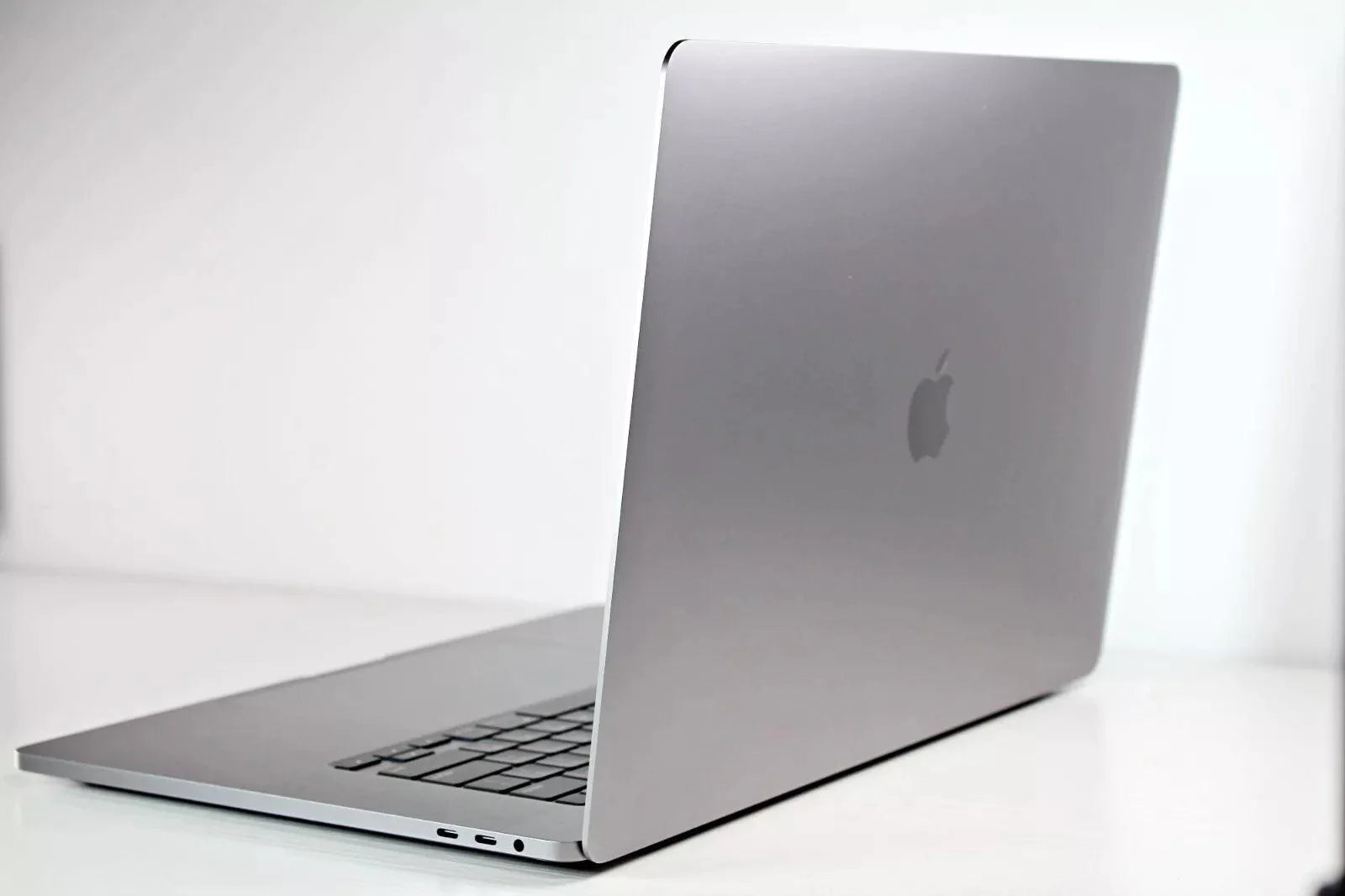 2019 Apple MacBook Pro 16-inch i7 2.6GHz – 16GB RAM 512GB SSD AMD 5300M Japanese Keyboard