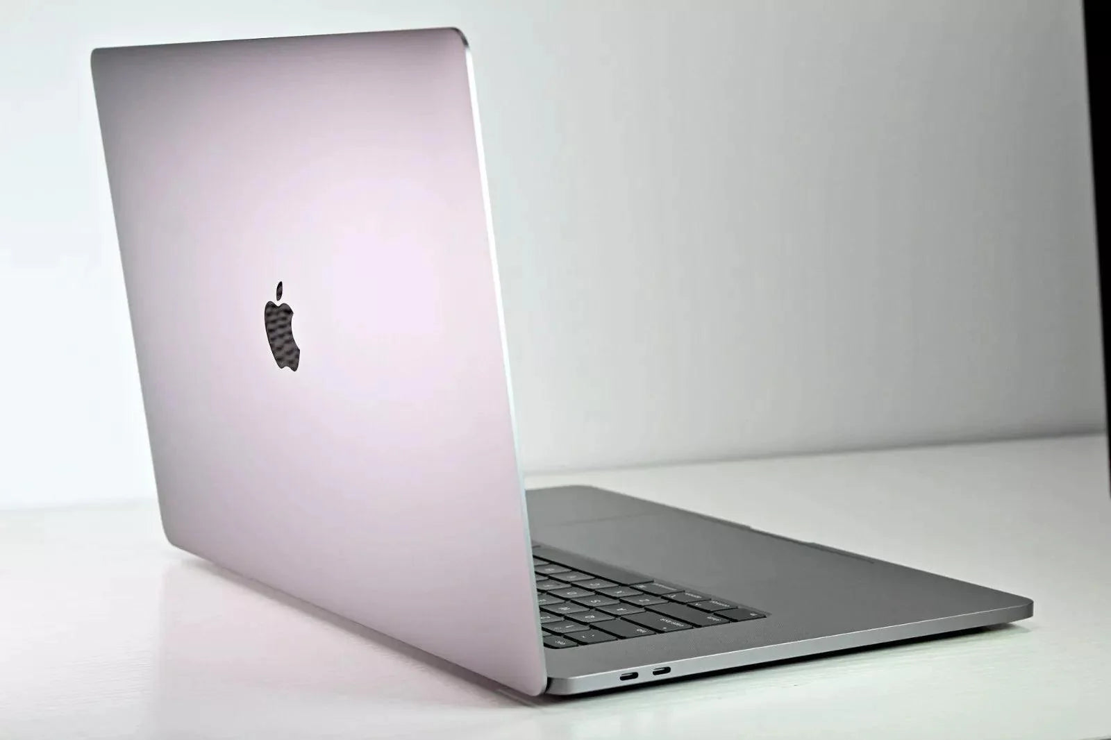 2019 Apple MacBook Pro 16-inch i7 2.6GHz – 16GB RAM 512GB SSD AMD 5300M Japanese Keyboard