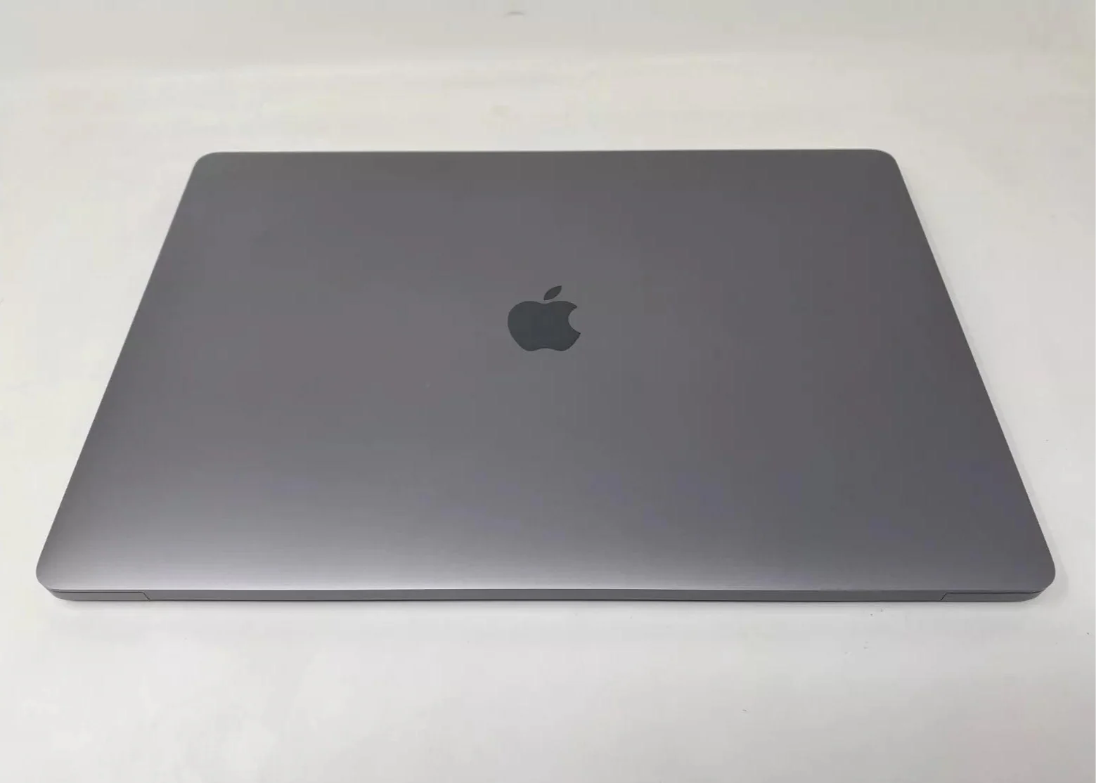 MacBook Pro (2019) 16-inch – Intel Core i9 2.4GHz • AMD 5500M 8GB – 32GB RAM 2TB SSD – 52 Cycles (Read)