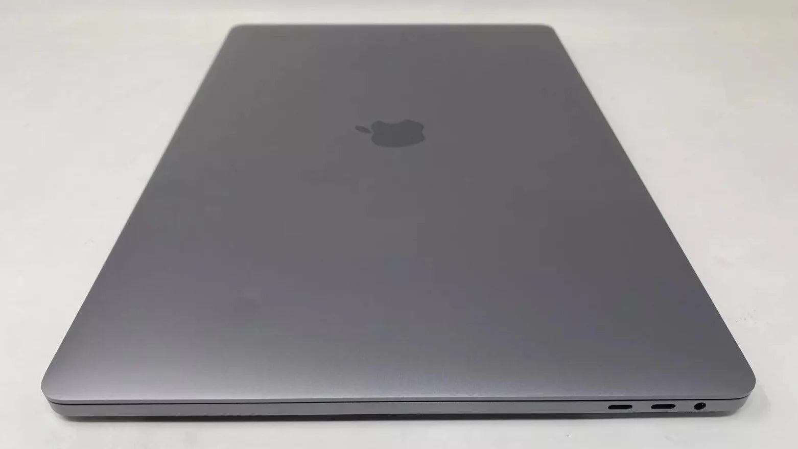 MacBook Pro (2019) 16-inch – Intel Core i9 2.4GHz • AMD 5500M 8GB – 32GB RAM 2TB SSD – 52 Cycles (Read)