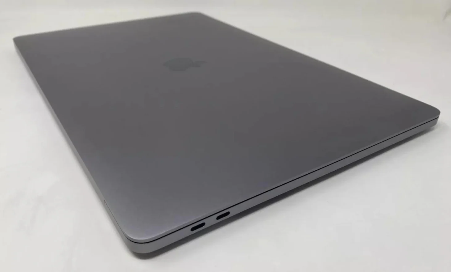 MacBook Pro (2019) 16-inch – Intel Core i9 2.4GHz • AMD 5500M 8GB – 32GB RAM 2TB SSD – 52 Cycles (Read)