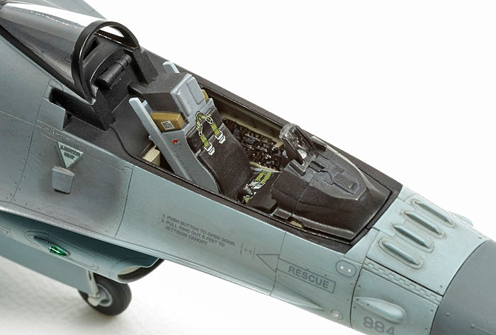 Tamiya 1/72 F-16 CJ Fighting Falcon Plastic Model Airplane Kit
